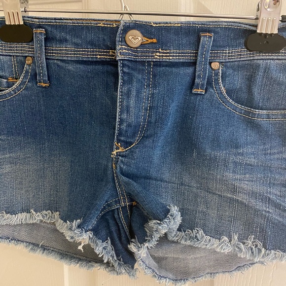 Roxy mid rise denim shorts with raw hem - Picture 4 of 5